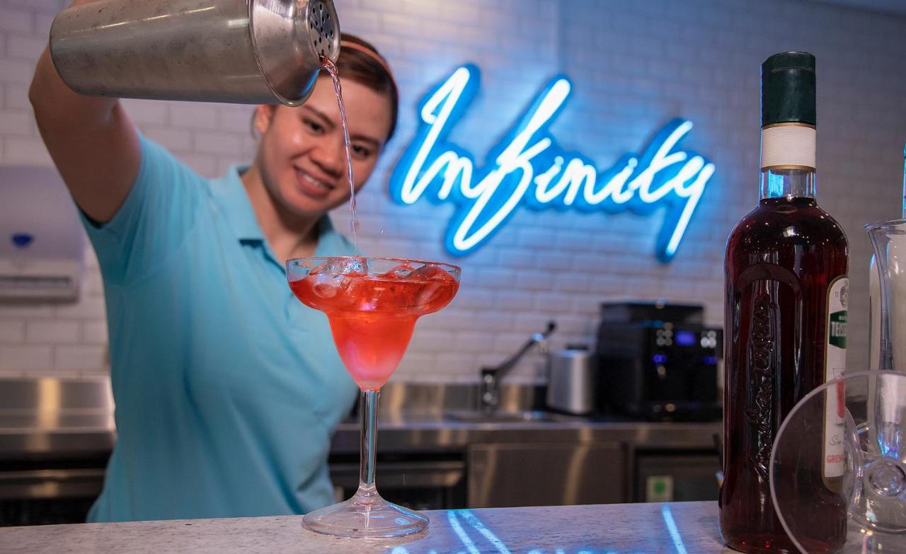 Hotel Pullman Šardžá Exteriér fotografie Infinity Bar