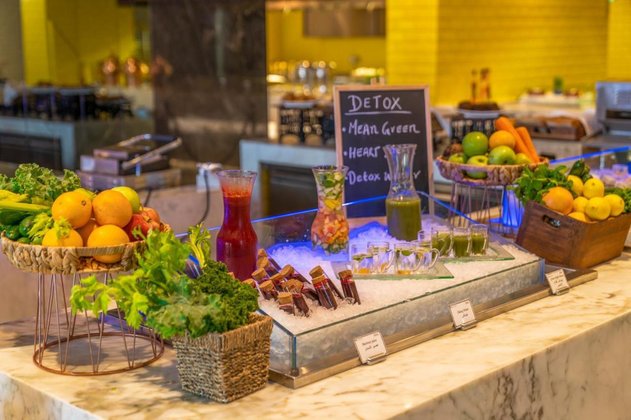 Hotel Pullman Šardžá Exteriér fotografie Healthy food at a buffet