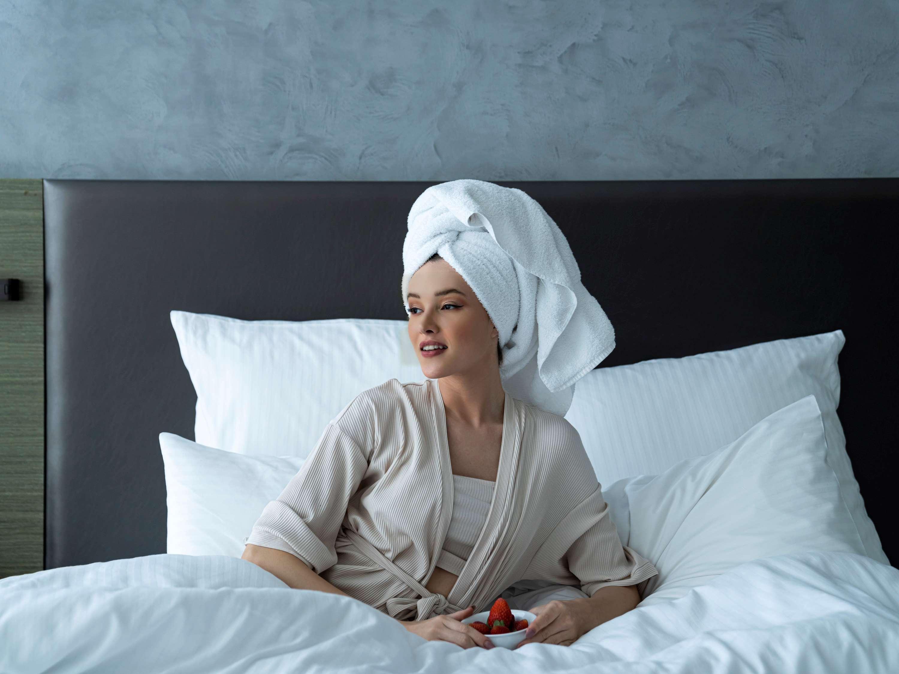 Hotel Pullman Šardžá Exteriér fotografie A woman wearing a bathrobe